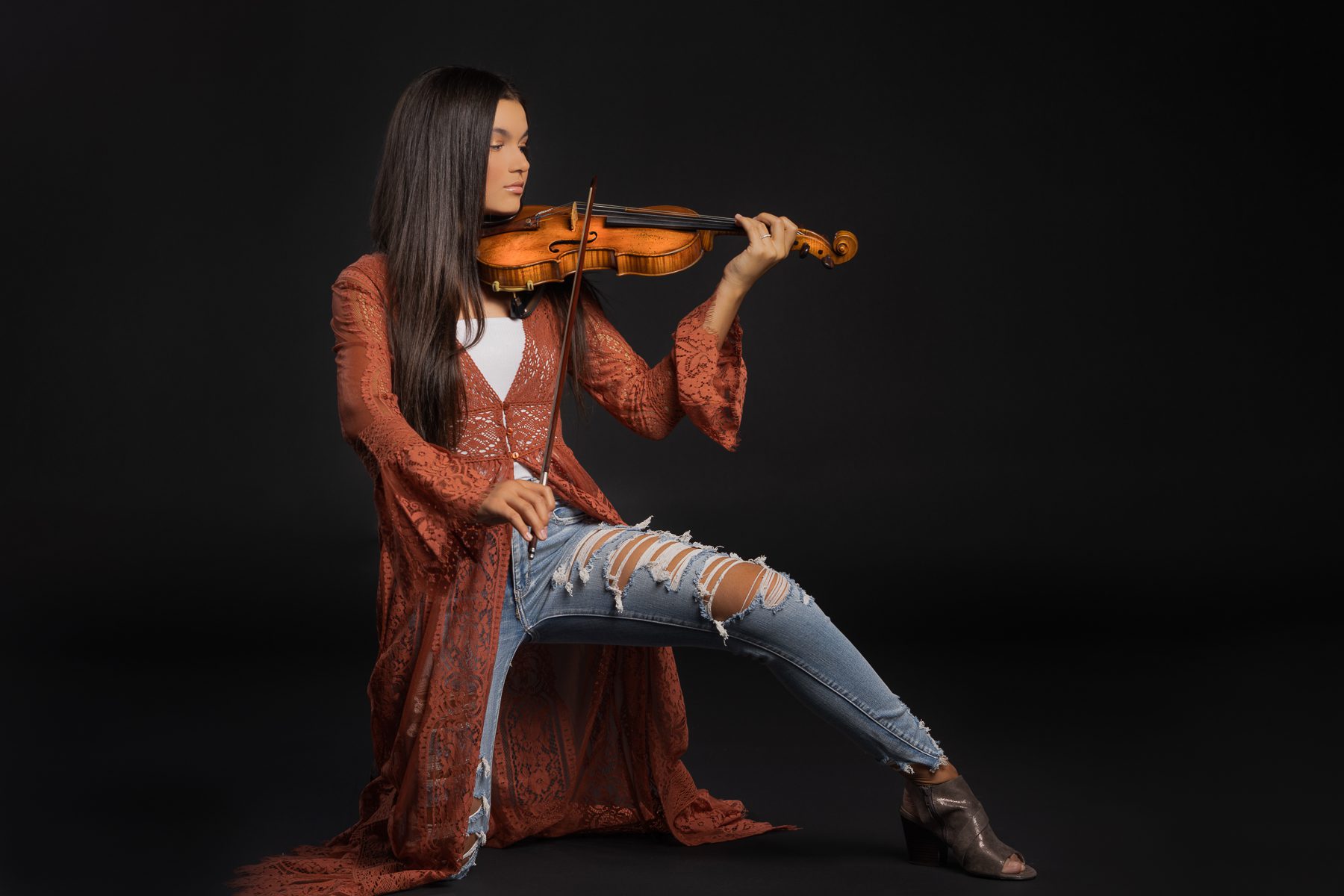 female violinist playing violin