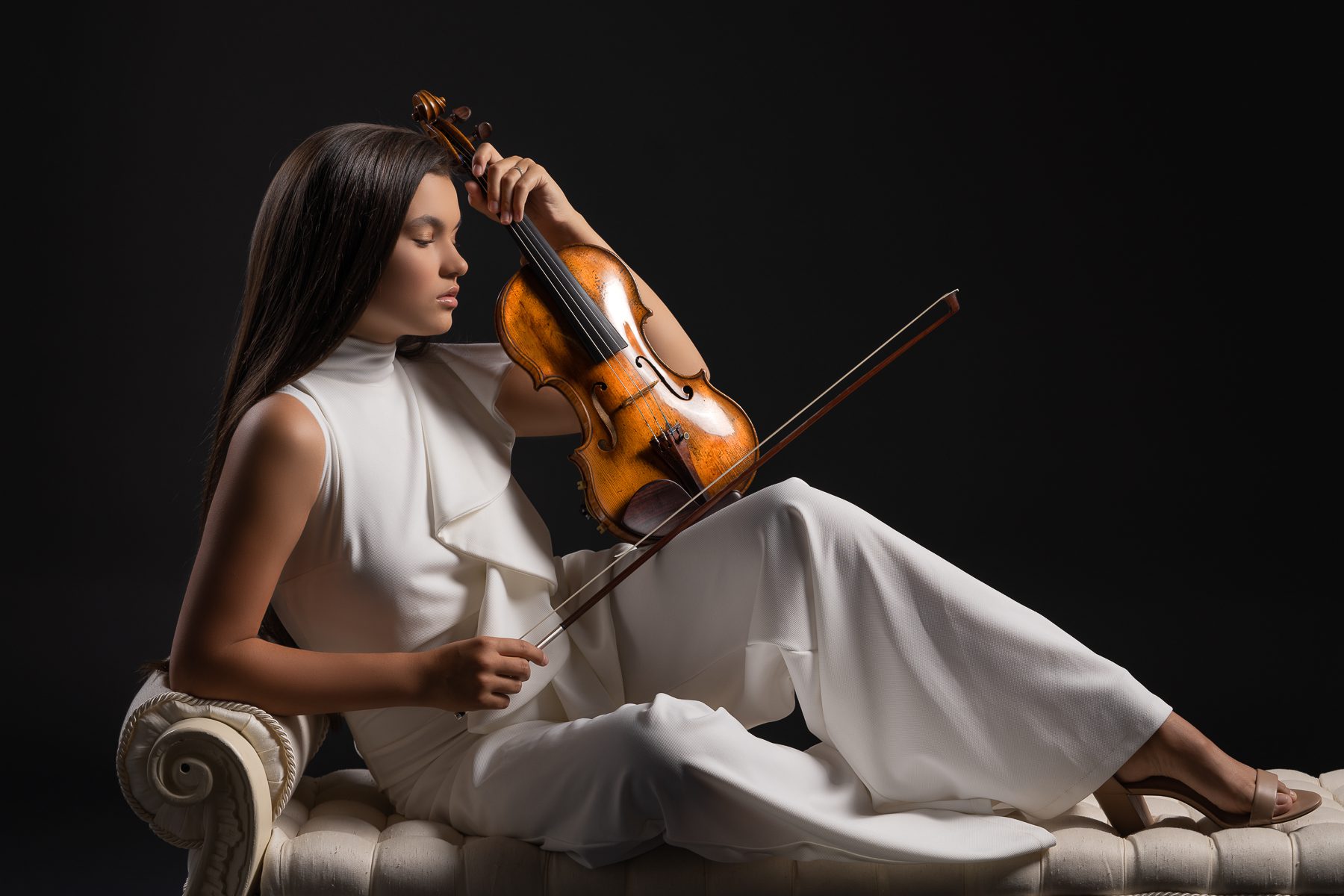 female violinist with violin